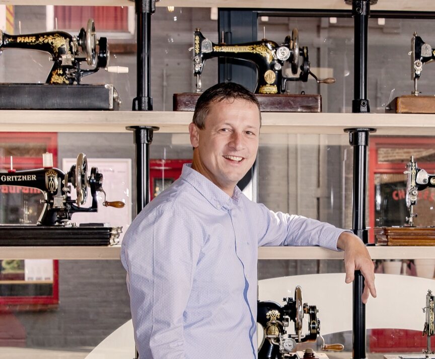 Eigenaar van Huissteden in de showroom voor de collectie naaimachines