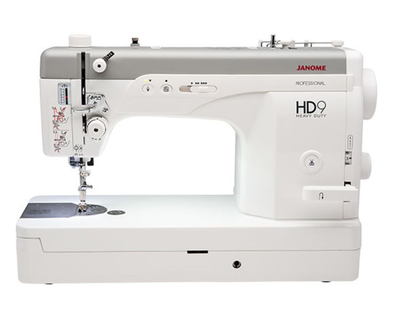 Janome HD9 rechtstikmachine op witte achtergrond