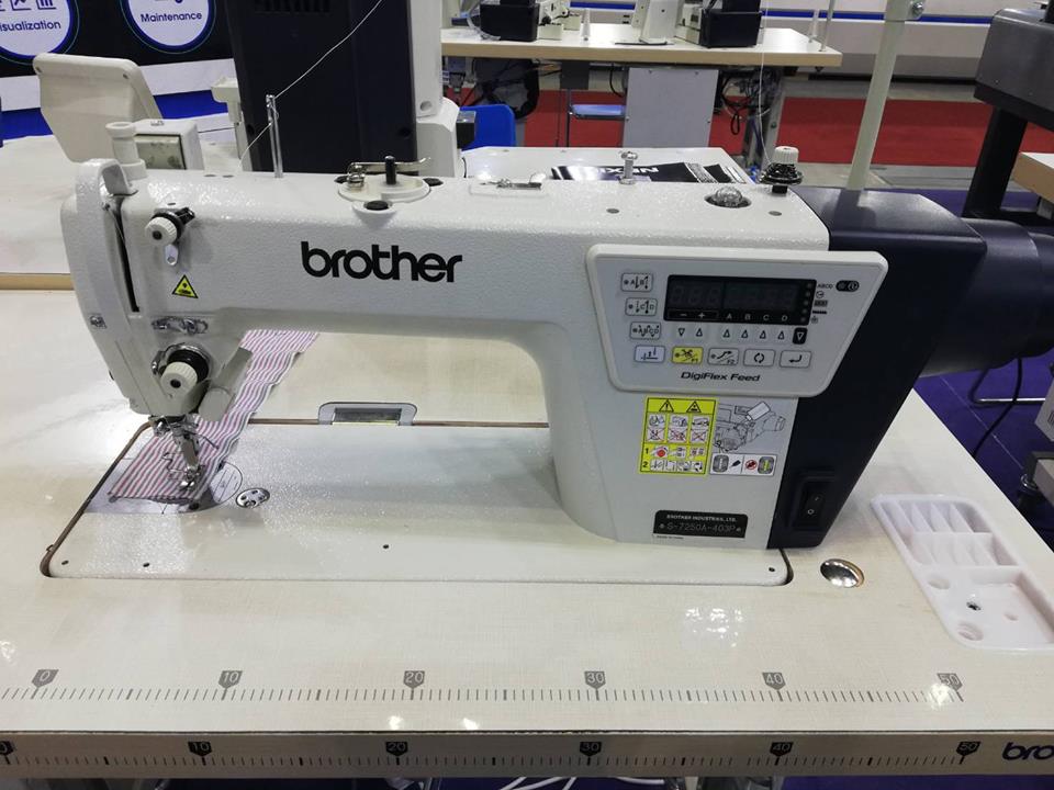 Industriële rechtstikmachine op een naaitafel