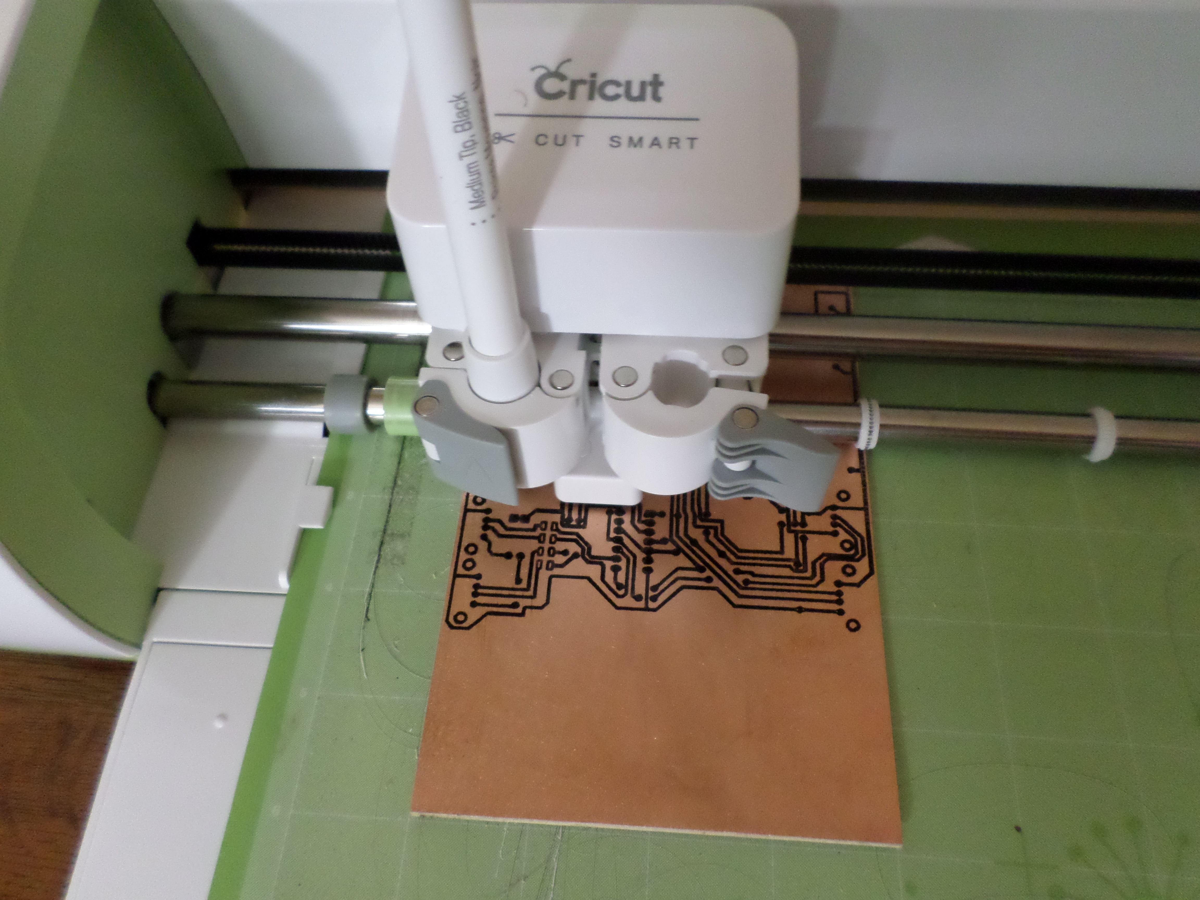 Snijplotter snijdt een patroon op een snijmat